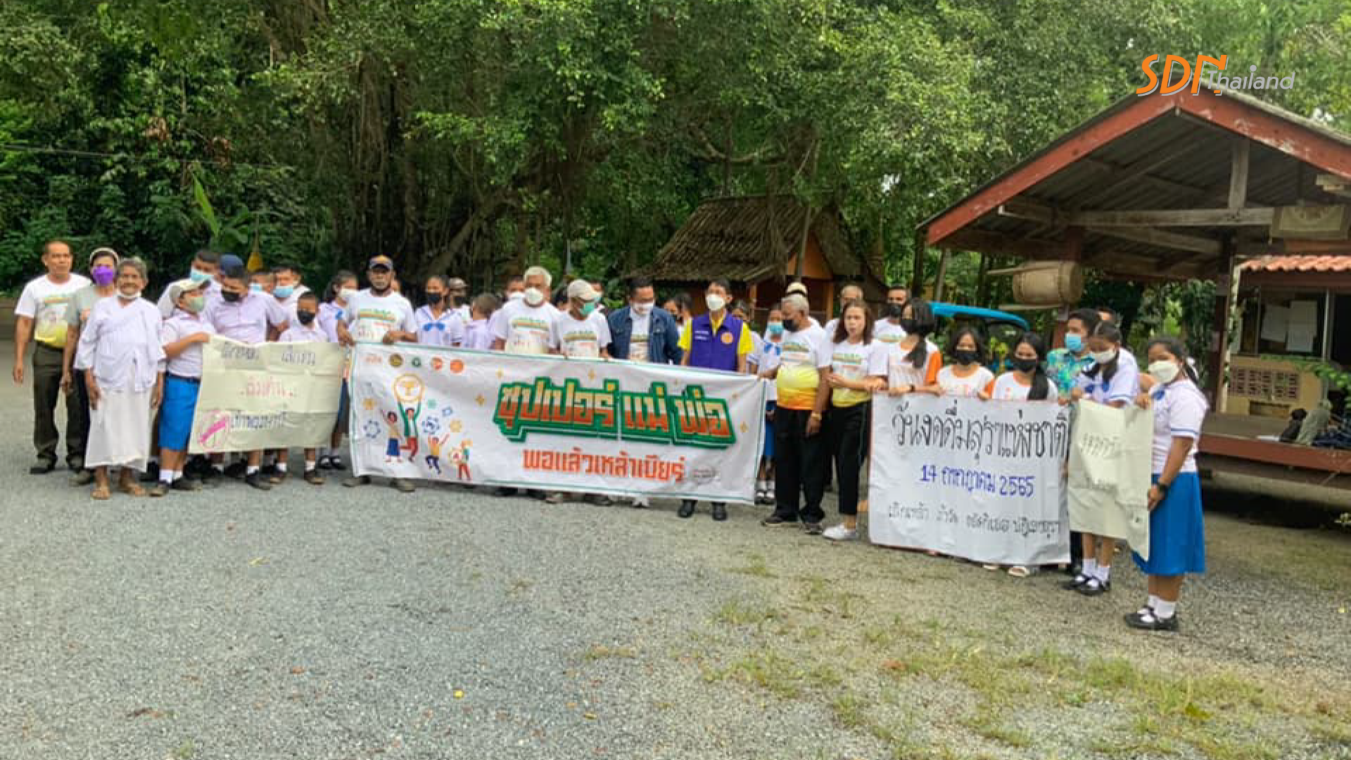 สสอ.เขาชัยและอสม.จัดกิจกรรมปฎิญาณตนงดเหล้าเข้าพรรษาและจัดนิทรรศการออกบูธขนมพื้นบ้านในชุมชน