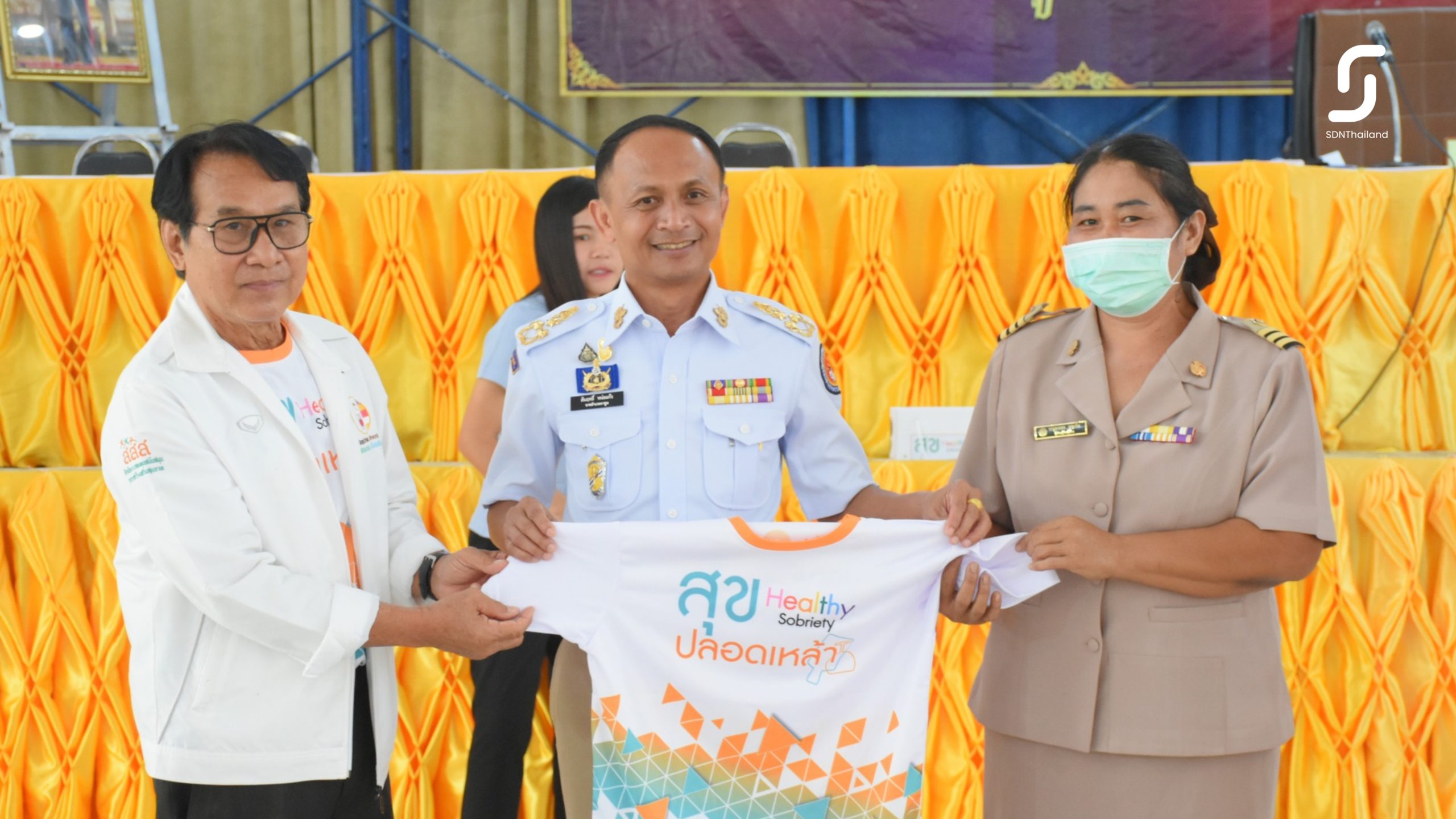 นายอำเภอนาดูน ชวนผู้นำปฏิญาณตนงดเหล้าเข้าพรรษา