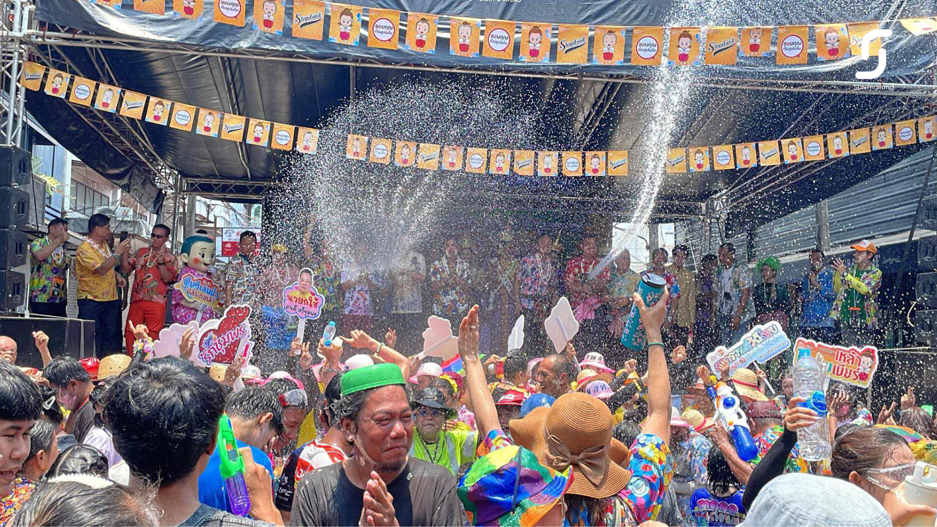 สงกรานต์สุขเสมอ นักท่องเที่ยวไทยและต่างชาติแห่ สาดน้ำสงกรานต์คึกคัก